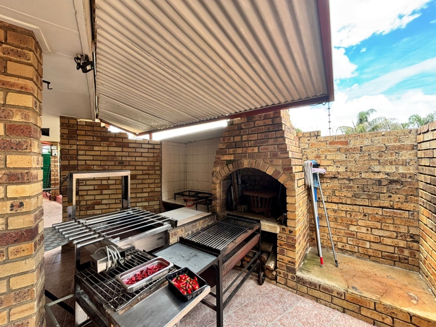 5 Bedroom Property for Sale in Flamwood North West